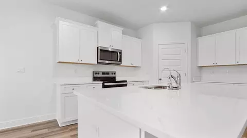 Kitchen - 104 Gray Owl Dr E, Freeport, FL 32439 photo 3 of 5
