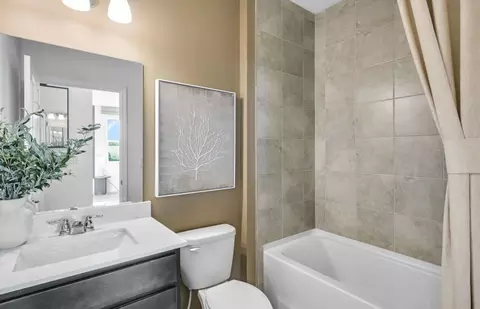 Bath - 123 Creekside Ct, Griffin, GA 30223 photo 3 of 3