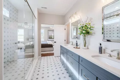 Bath - 5236 Ivy Rose Ln, Cincinnati, OH 45247 photo 2 of 7