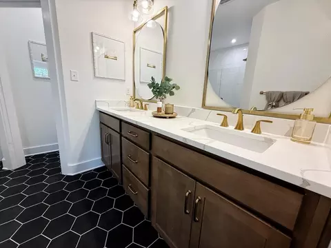 Bath - 6404 Quinlynn Pl, Midlothian, VA 23112 photo 1 of 9