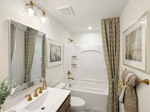 Bath - 6404 Quinlynn Pl, Midlothian, VA 23112 photo 3 of 9