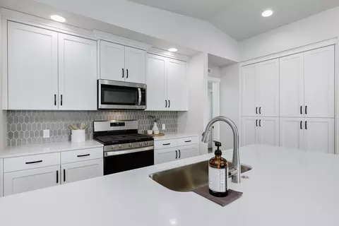 Kitchen - 3390 E Cedarhurst Dr, Meridian, ID 83642 photo 3 of 4