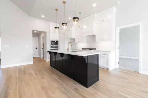 Kitchen - 5601 Junipero Dr, Mustang, OK 73064 photo 9 of 13