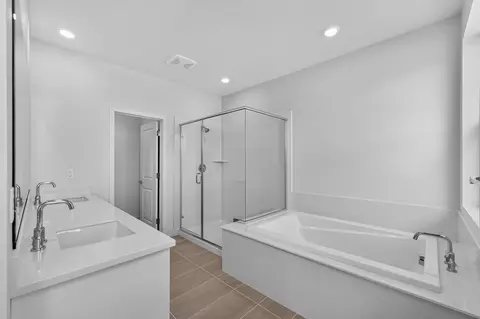 Bath - 5210 Yarrow Ave, Tracy, CA 95377 photo 2 of 3