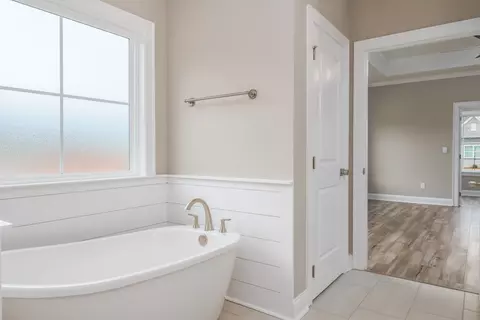 Bath - 127 Laurel Branch Dr, Dothan, AL 36305 photo 2 of 5