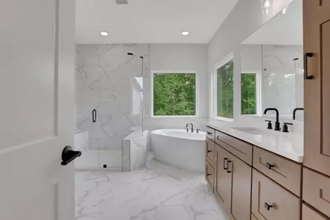 Bath - 5308 Pembrey Dr, Denver, NC 28037 photo 2 of 5
