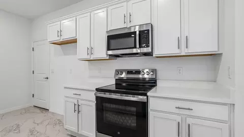 Kitchen - 607 Silver Stream Ct, Brandon, FL 33511 photo 4 of 7