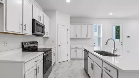 Kitchen - 607 Silver Stream Ct, Brandon, FL 33511 photo 5 of 7