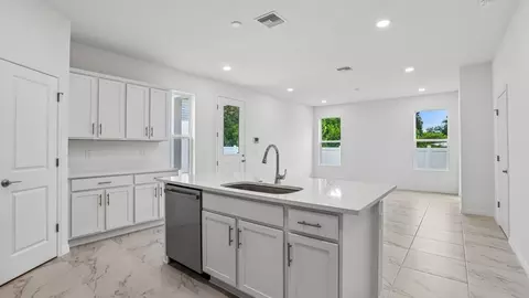 Kitchen - 607 Silver Stream Ct, Brandon, FL 33511 photo 6 of 7