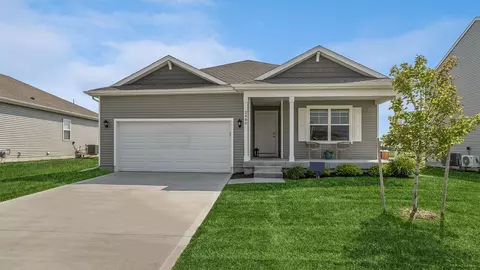 2492 SE Fox Valley Dr, West Des Moines, IA 50265
