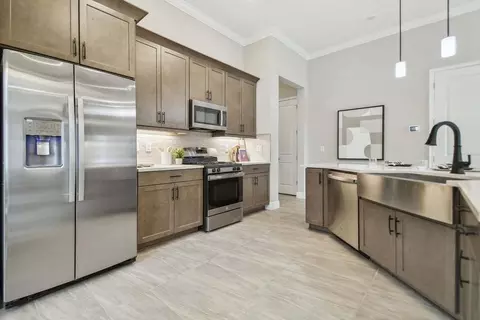 Kitchen - 1247 Honeycomb Pl, Seffner, FL 33584 photo 2 of 3