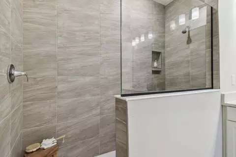 Bath - 1247 Honeycomb Pl, Seffner, FL 33584 photo 5 of 6