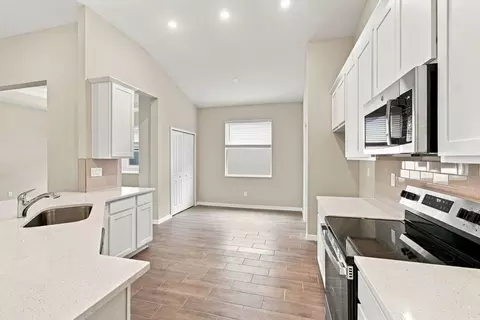 Kitchen - 1247 Honeycomb Pl, Seffner, FL 33584 photo 3 of 7