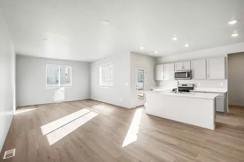 Living - 952 E Cody St, Eagle Mountain, UT 84005 photo 3 of 4