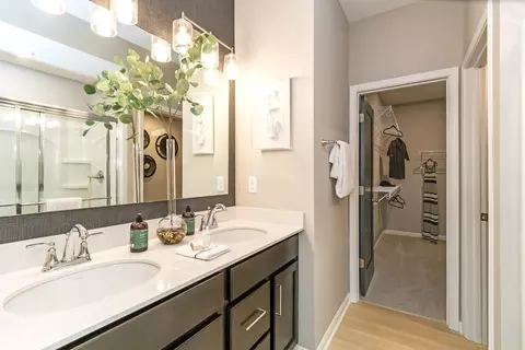 Bath - 3801 Circollo Dr, Covington, KY 41017 photo 2 of 4