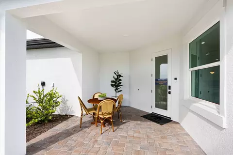 Exterior - 17652 Cane Ave, Venice, FL 34293 photo 4 of 9