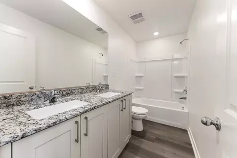 Bath - 7729 Avocado Ln, Bakersfield, CA 93313 photo 2 of 2