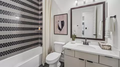 Bath - 206 Painters Ridge Ct, Willis, TX 77318 photo 6 of 10