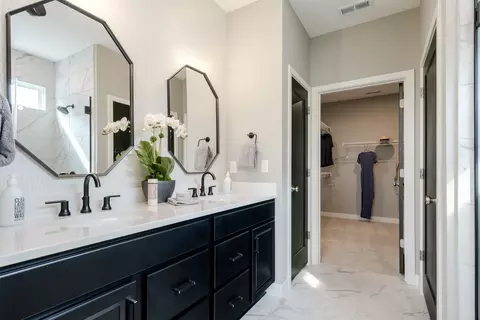 Bath - 2705 Buckridge Dr, Cincinnati, OH 45233 photo 1 of 5