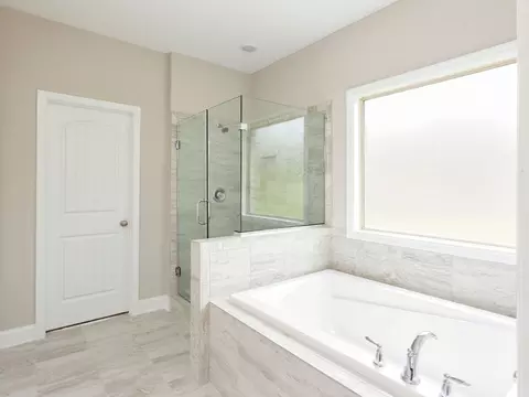 Bath - 303 Kendall Downs Blvd, Toney, AL 35773 photo 2 of 7