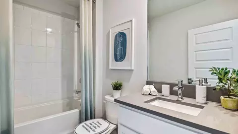 Bath - 18316 Beehive Ter, Bradenton, FL 34211 photo 2 of 2