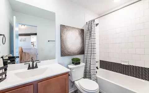 Bath - 110 Olympic Park Dr, Kyle, TX 78640 photo 7 of 10