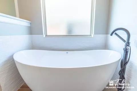 Bath - 8701 Stark St, Arcadia, OK 73007 photo 1 of 14