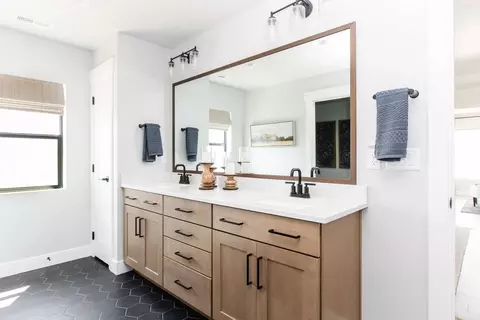 Bath - 916 E Harrier St, Eagle Mountain, UT 84005 photo 1 of 10