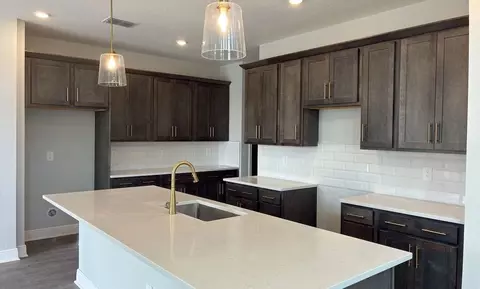 Kitchen - 10046 Hidden Hammock Loop, Parrish, FL 34219 photo 2 of 3