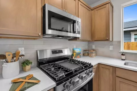 Kitchen - 5089 Squirrel St, Springfield, OR 97478 photo 2 of 5