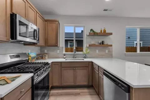 Kitchen - 5089 Squirrel St, Springfield, OR 97478 photo 1 of 5