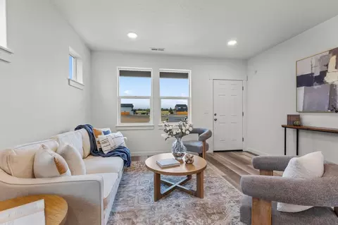 Living - 5089 Squirrel St, Springfield, OR 97478 photo 1 of 2