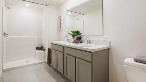 Bath - 2214 Elegant Mnr Cir, Edgewater, FL 32141 photo 2 of 3