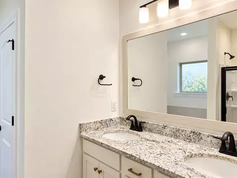 Bath - 21374 Shadow Bend Dr, Covington, LA 70435 photo 2 of 3