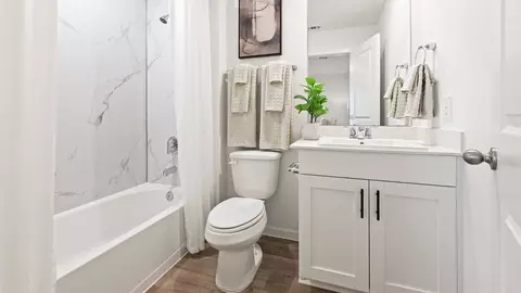 Bath - 1004 Switchgrass Ct, Sealy, TX 77474 photo 5 of 7