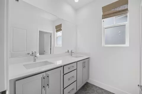 Bath - 2911 Penelope St, Tracy, CA 95377 photo 1 of 4