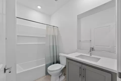 Bath - 2911 Penelope St, Tracy, CA 95377 photo 2 of 4
