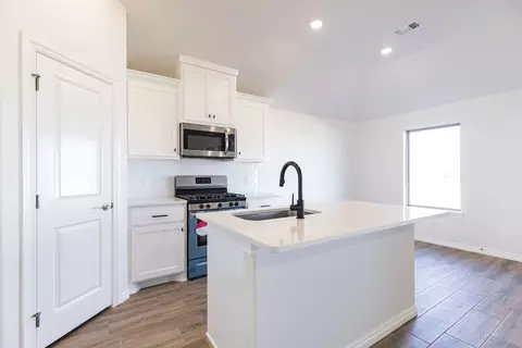 Kitchen - 2800 Heather Hvn, Moore, OK 73160 photo 1 of 21
