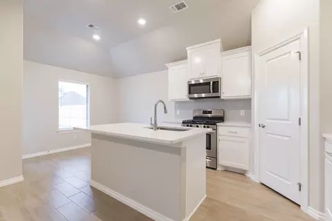Kitchen - 2800 Heather Hvn, Moore, OK 73160 photo 10 of 21