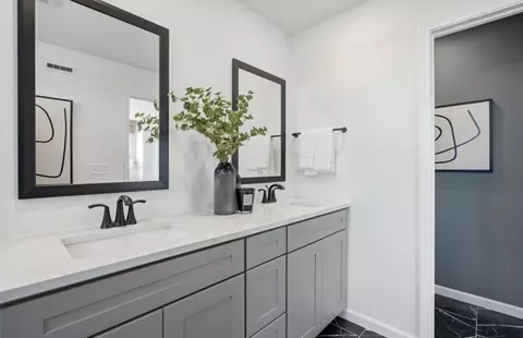 Bath - 1711 Pratt Ct, Hoffman Estates, IL 60192 photo 2 of 3
