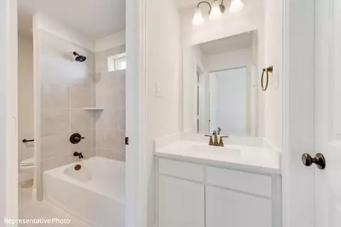 Bath - 1906 Skip Ave, Irving, TX 75062 photo 6 of 10