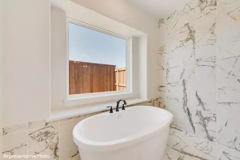 Bath - 1906 Skip Ave, Irving, TX 75062 photo 2 of 10