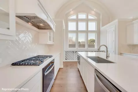 Kitchen - 1906 Skip Ave, Irving, TX 75062 photo 4 of 7