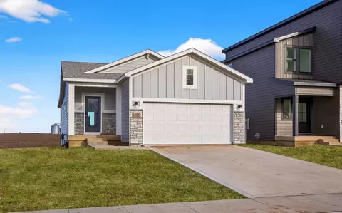 1085 NW Macarthur Ln, Waukee, IA 50263