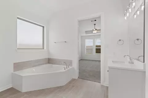 Bath - 15331 Le Reve Ln, Conroe, TX 77302 photo 1 of 5