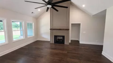 Living - 200 Midvale Cir, Harvest, AL 35749 photo 8 of 11