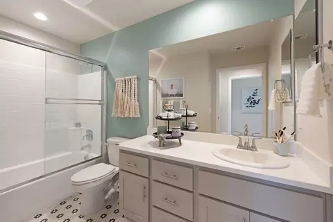 Bath - 484 Anthology St, Turlock, CA 95380 photo 2 of 3