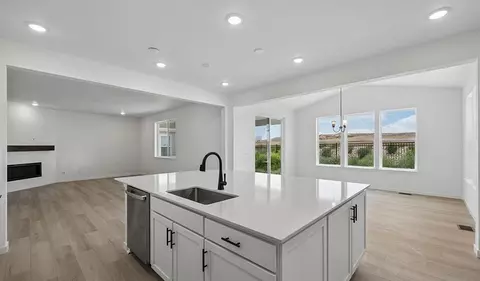 Kitchen - 25294 E Warren Pl, Aurora, CO 80018 photo 2 of 3