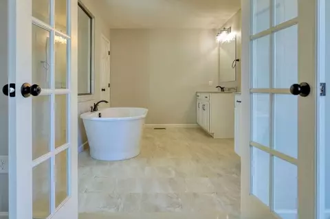 Bath - 1650 Yankeeland Ave, Frederick, MD 21702 photo 8 of 37