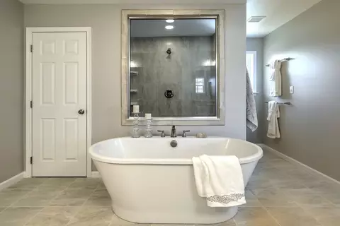 Bath - 1650 Yankeeland Ave, Frederick, MD 21702 photo 3 of 37